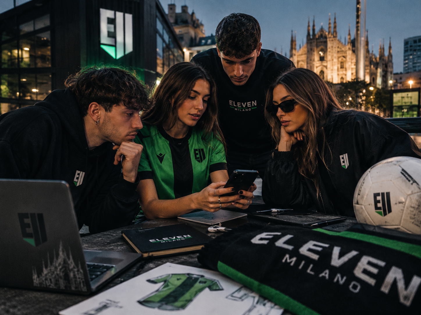 Supporter Eleven Milano riuniti in piazza Duomo mentre guardano insieme il progetto sullo smartphone